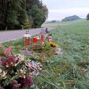 Blumen wurden an der Unfallstelle zwischen Münster und Walkertshofen abgelegt.