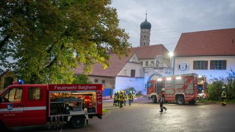 Die Feuerwehren im Südries haben den Ernstfall geprobt: Übungsszenario war ein Brand im Kloster Mönchsdeggingen.