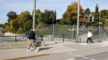 Die B17-Brücke an der Gögginger Straße hat ein weiteres Geländer erhalten, das als Übersteigschutz dient.