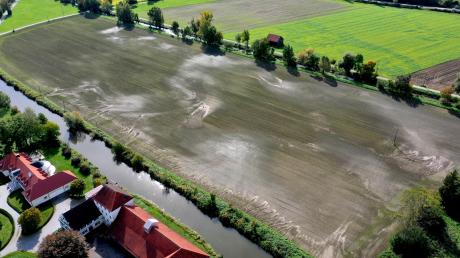 Das Luftbild zwei Tage nach der Flut vom 3. Oktober 2022 zeigt, welchen Weg das Wasser der aufgestauten Mindel über die Felder genommen hatte.
