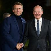 Bundeskanzler Olaf Scholz (r) empfängt Frankeichs Präsident Emmanuel Macron, zum Tag der Deutschen Einheit zu einem Abendessen im Bundeskanzleramt.