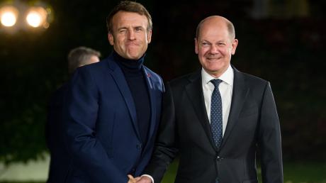 Bundeskanzler Olaf Scholz (r) empfängt Frankeichs Präsident Emmanuel Macron, zum Tag der Deutschen Einheit zu einem Abendessen im Bundeskanzleramt.