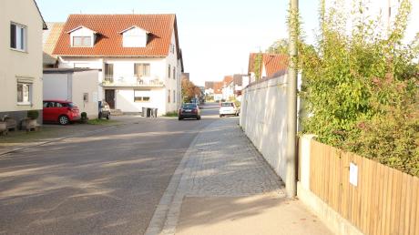 Zu schnell werde in der Hollenbacher Ortsdurchfahrt gefahren, wurde in der Bürgerversammlung moniert. Hier die Hauptstraße auf Höhe der alten Dorfwirtschaft und der Kirche in Richtung Schönbach.