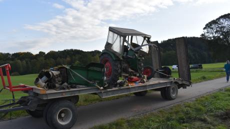Bei Markt Wald hat sich ein schwerer Unfall ereignet. Dabei wurde ein Traktor in zwei Teile gerissen.
