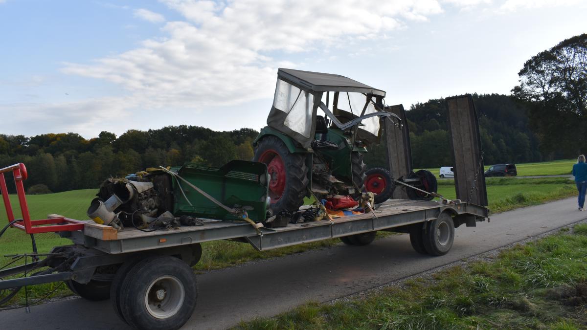#Traktor wird bei Kollision in zwei Teile gerissen