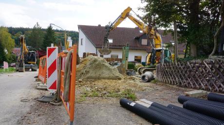 Die Kanalbauarbeiten im Grasweiherweg in Aystetten sorgen für Ärger.      