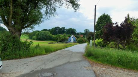 Am Riedweg in Tafertshofen schließt die Gemeinde Kettershausen eine Baulücke. Die Wiese links im Bild kann damit bebaut werden. 