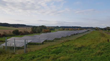 Die Firma Vento ludens aus Jettingen möchte westlich von Erisweiler – ähnlich wie auf dem Bild in Hirschfelden – eine Freiflächenphotovoltaikanlage auf zwei landwirtschaftlichen Grundstücken in der Gesamtgröße von 12 Hektar errichten