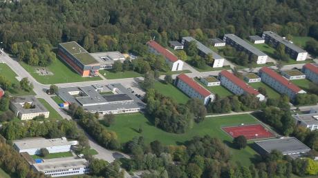 Die Gebäude der Fachschule (obere Bildhälfte), die 2011 in der Kleinaitinger Ulrichkaserne bezogen wurden, dominieren die Luftansicht der Kaserne.