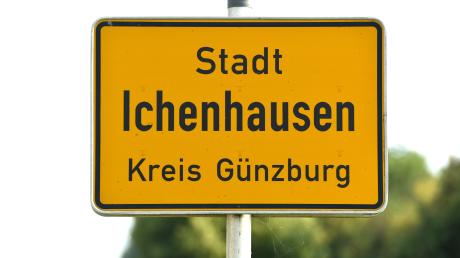 In der Hochwanger Straße in Ichenhausen kam es zu einem Unfall mit hohem Schaden. 