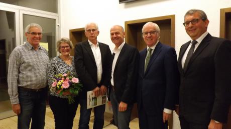 Neu im Amt in Langenneufnach sind Walter Knoll (Zweiter von rechts) sowie Stephan Zimmer (Dritter von rechts). Verabschiedet wurde Wolfgang Knoll (Dritter von links). Mit auf dem Bild sind seine Ehefrau Renate Knoll sowie Gerald Eichinger (rechts) und Franz Wenninger (links).