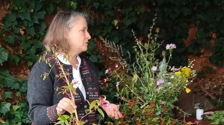 Maria Burlefinger teilte ihr Wissen über heimische Wildkräuter mit den Zuhörern und Zuhörerinnen im Rahmen des Erntedankfestes des Obst- und Gartenbauvereins Zusamaltheim.