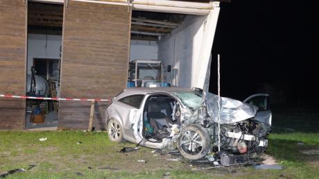 In Thierhaupten ist am Freitagabend ein Auto gegen eine Stadelwand geprallt. Beide Insassen sind dabei ums Leben gekommen.
