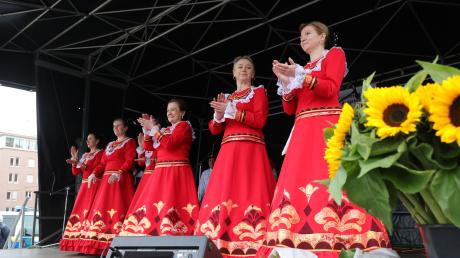 In der Sing- und Tanzgruppe Kosaken Kraj engagieren sich Menschen aus Russland, der Ukraine und anderen Ländern.