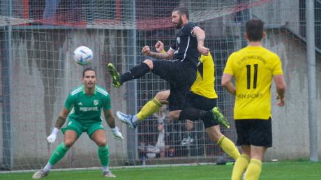 Wieder einmal war es Sascha Mölders (am Ball), der für den TSV Landsberg traf. Gegen Kirchanschöring reichte es für ihn und sein Team aber nur zu einem Unentschieden.