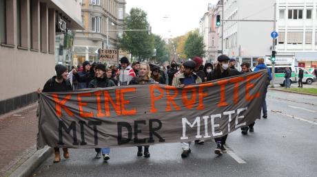 "Keine Profite mit der Miete" forderten Demonstrierende in Augsburg.