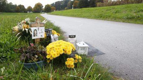 Immer noch werden Blumen an der Unfallstelle bei Allenberg niedergelegt und Kerzen angezündet.