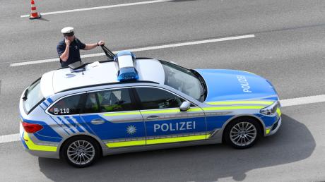 Beamte der Verkehrspolizei Günzburg stoppten auf der A8 einen Lastwagen mit loser Stoßstange.