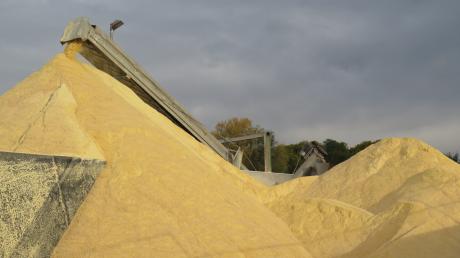 Viele Tonnen Maiskörner werden zur Biogasanlage in Kühbach gefahren und mit der Maismühle der Familie Krammer aus Paar zu Schrot gemahlen.