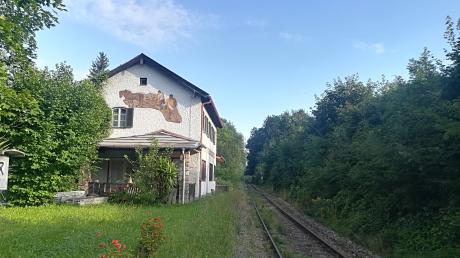 Am Stationsgebäude in Greifenberg hält seit bald 40 Jahren kein Zug mehr. Doch die Errichtung neuer Bahnhaltepunkte auf der Ammerseebahn ist jetzt wieder ein Thema.