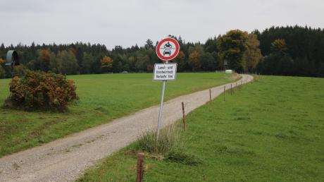 Bleibt weiter für den nicht-landwirtschaftlichen Verkehr gesperrt: Einer Sondergenehmigung für die Benutzung des Feldwegs im Ortsteil Laiber erteilte der Gemeinderat eine Absage.