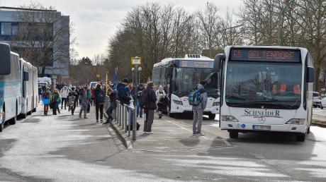 Für einige Schülerinnen und Schüler in Bayern ist der Schulbus kostenlos - für andere nicht.