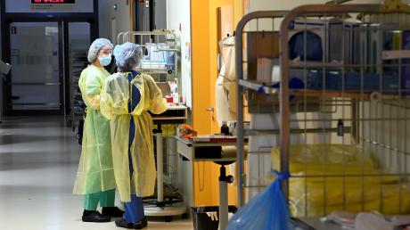 Innerhalb von acht Tagen hat sich die Zahl der Corona-Patientinnen und -Patienten am Universitätsklinikum Augsburg (UKA) verdoppelt. Auch die Infektionszahlen steigen deutlich.