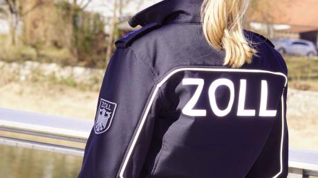 Zöllnerinnen und Zöllner aus Lindau haben in Kooperation mit Behörden aus dem Kreis Neu-Ulm illegale Beschäftigung in einer Gaststätte aufgedeckt. 