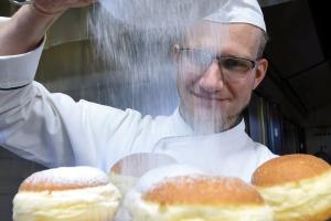 Bei Bäckermeister Georg Schneider gibt es jetzt wieder täglich frisch gebackene Krapfen.