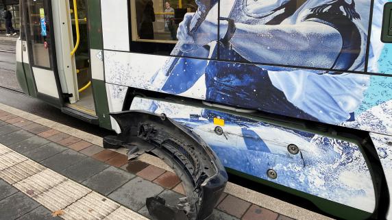 Augsburg: Straßenbahn nahe dem Roten Tor von Auto gerammt