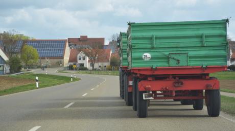 Eine Autofahrerin will zwischen Goldbach und Jettingen einen Traktor überholen und stößt mit einem anderen Auto zusammen.