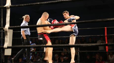Der Lauinger Thaiboxer Patryk Kedzierski (links) kämpfte am Samstagabend in der Lauinger Stadthalle gegen den Hamburger  Finn Masurat um die deutsche Meisterschaft.
