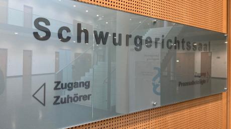 Im Schwurgerichtssaal des Landgerichts Augsburg findet aktuell der Prozess gegen einen Mann aus dem Landkreis Dillingen statt. Er soll versucht haben, einen anderen zu ermorden. 