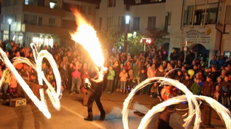 Eine Feuershow der Gruppe „Lumen Noctis“ war einer der Höhepunkte der Einkaufs- und Event-Nacht „Dietenheim leuchtet“ im Jahr 2018. Heuer startet das beliebte Spektakel am Freitagabend, 28. Oktober.