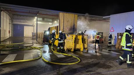 Ein Brand in einem Papierpresscontainer bei den Neuburger Milchwerken forderte am Mittwochfrüh den Einsatz der Feuerwehr. 