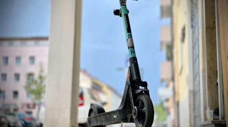 Gestohlen wurde ein E-Scooter vor einem Lokal in Thannhausen. Die Polizei sucht Zeugenhinweise dazu.