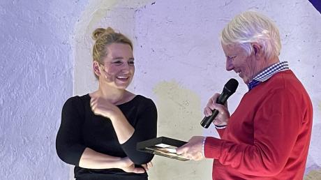 
Kabarettistin Constanze Lindner wird bei ihrem Gastspiel im Gewölbekeller von Schloss Haunsheim von Dieter Hofmann kurz interviewt.
