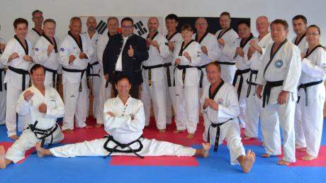 Taekwondo-Großmeister trafen sich am Samstag in Schwenningen. Die Sportler und Sportlerinnen um Heinrich Magosch planen eine weitere Aktion für die Kartei der Not. Begrüßt wurden sie von Bürgermeister Johannes Ebermayer.
