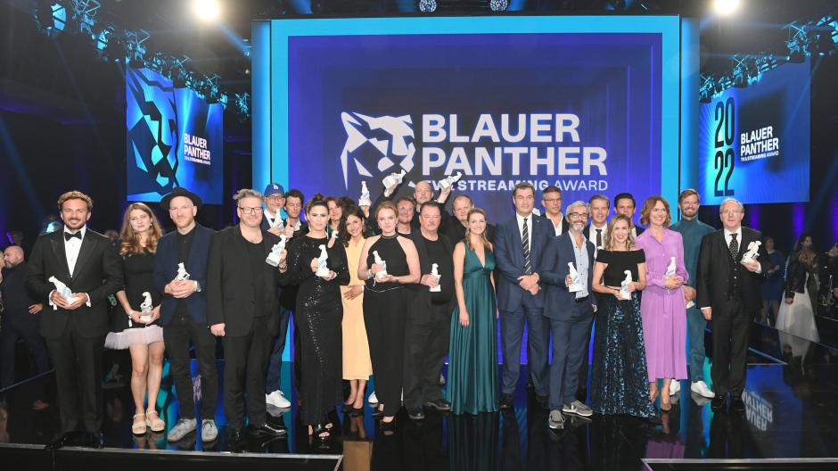 Die Preisträger und Laudatoren stehen nach der Verleihung des «Blauer Panther - TV & Streaming Award» in der BMW-Welt auf der Bühne. Links auf dem Bild: David Helmut
