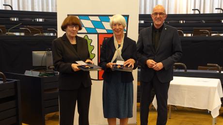 Ingrid Hansen aus Dasing (links) und Hildegard Wessel aus Adelzhausen erhielten aus den Händen von Landrat Klaus Metzger die Verdienstmedaille des Verdienstordens der Bundesrepublik Deutschland.