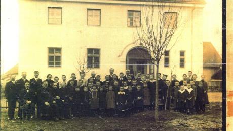 Die "Alte Schule Filzingen" steht seit 100 Jahren - heute ist in dem Gebäude der Kindergarten untergebracht. Das Bild wurde 1922 bei der Schuleinweihung aufgenommen. 