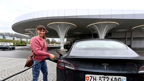 Diese Teslafahrerin aus der Schweiz ist von der Stromtankstelle in  Zusmarshausen begeistert.