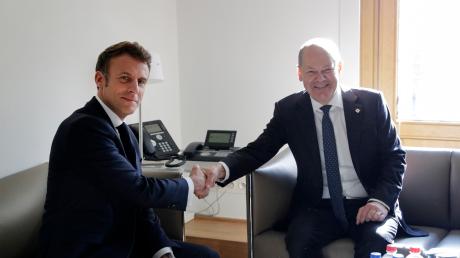 Erst kam er später, dann guckte er wenig amüsiert: Emmanuel Macron trifft Olaf Scholz in Brüssel zum Vieraugengespräch.