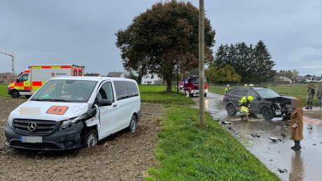 Ein Autofahrer hat in Babenhausen einen kleinen Schulbus übersehen. Bei dem Unfall entstand hoher Sachschaden.