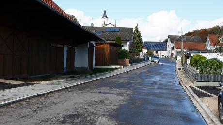 Die Dorfstraße im Hollenbacher Ortsteil Mainbach kann wieder befahren werden. Die langwierigen Bauarbeiten dort sind beendet.