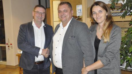 Marcus Späth (Mitte) ist neuer Rathauschef in der Großgemeinde Tapfheim. Sein Konkurrent Alexander Wolfinger gratulierte ihm gestern Abend im Tapfheimer Rathaus nach acht Wochen intensivem Wahlkampf.