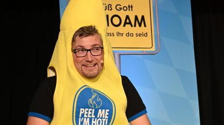 Bei seinem Auftritt in Holzheim brachte der niederbayerische Musikkabarettist Stefan Otto unter anderem ein Werbelied für Chiquita-Bananen zum Vortrag, natürlich im passenden Kostüm.