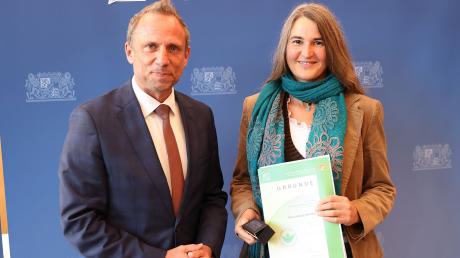 Der bayerische Umweltminister Thorsten Glauber hat der Graisbacherin Bianca Brandner die Auszeichnung "Grüner Engel" verliehen.