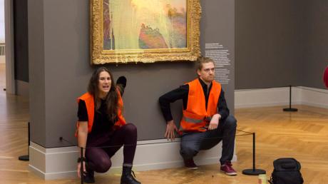 Klimaaktivisten der Klimaschutz-Protestgruppe "Letzte Generation" bewarfen das Gemälde "Getreideschober" von Claude Monet im Potsdamer Museum Barberini mit Kartoffelbrei.