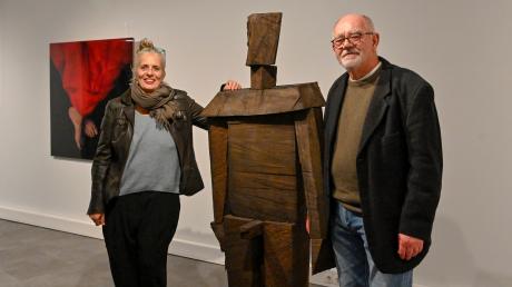 Trans.Mission lautet der Titel der Ausstellung in der Zedergalerie in Landsberg: Zu sehen sind Skulpturen von Josef Lang und und Bilder von Cornelia Rapp.